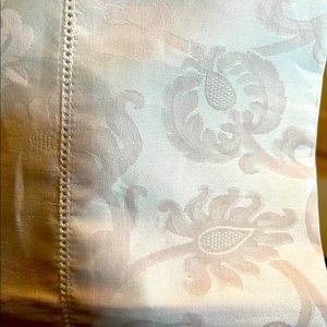 Sferra- (1) Jacquard Sateen Queen Case